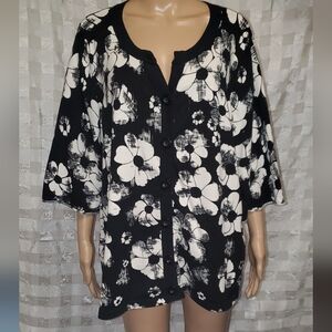 Designers Originals, Size 3X, Black & White Floral, 3/4 Sleeve Button Down Top.